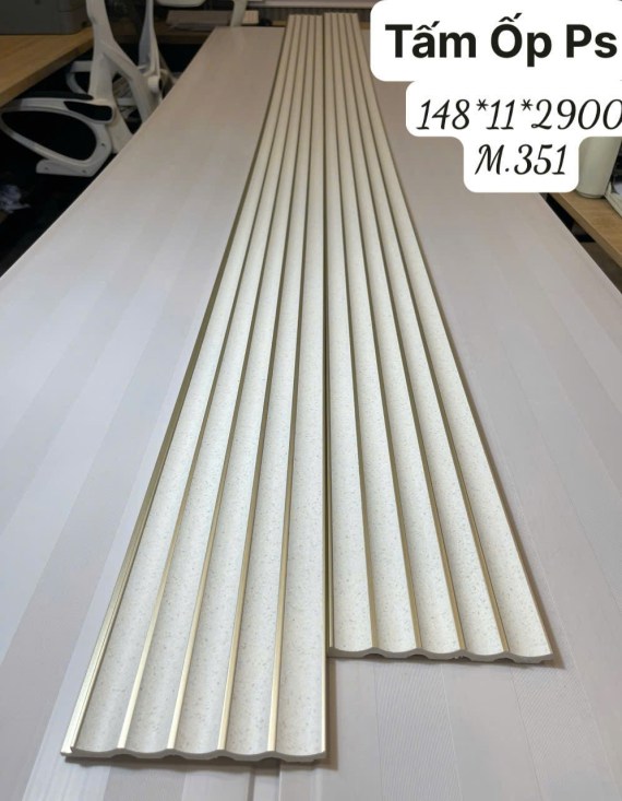 Tấm ốp nhựa PS lam sóng là vật liệu phổ biến trong nội thất dùng để trang trí, ốp tường, trần và cách âm.